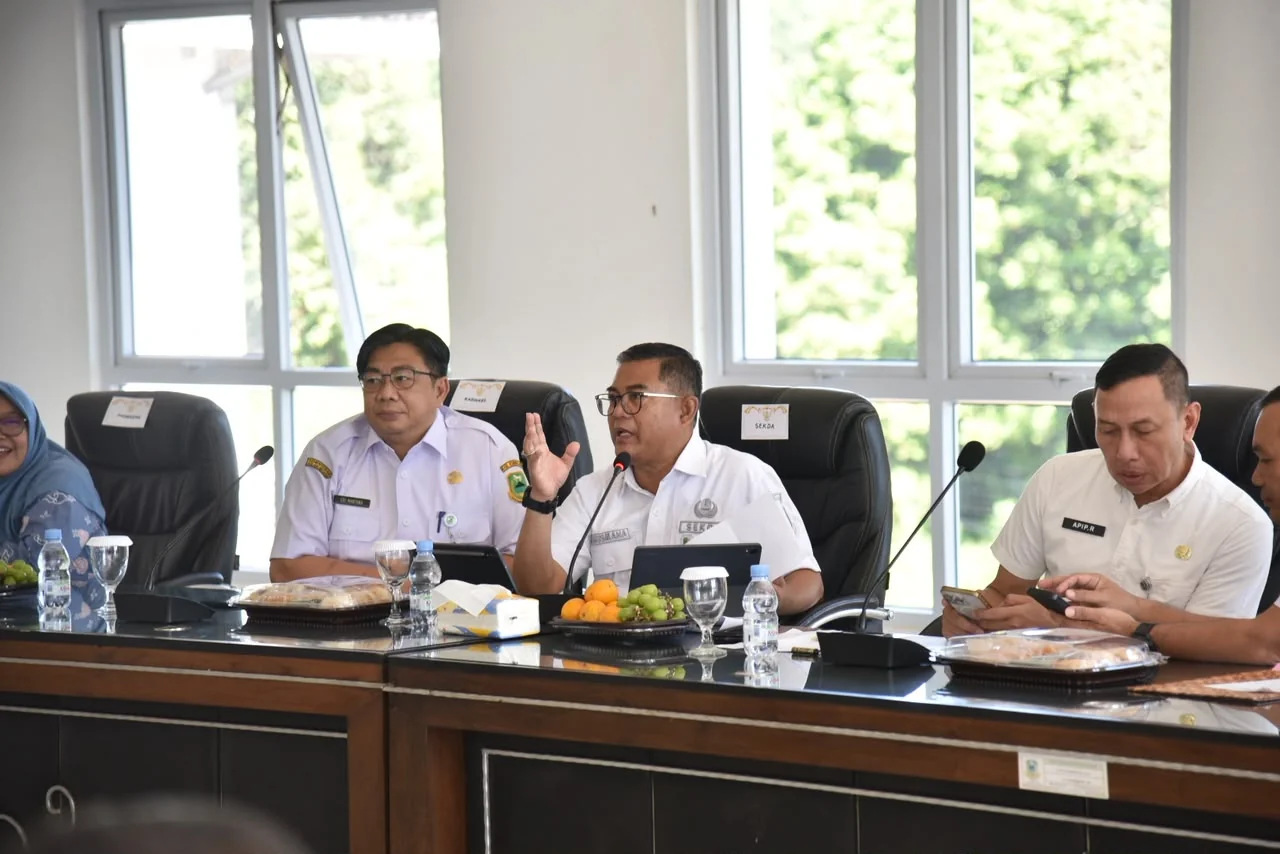 Sekretaris Daerah Kabupaten Kuningan, U. Kusmana, S.Sos., M.Si, menegaskan bahwa stunting bukan sekadar persoalan kurang gizi, tetapi merupakan persoalan kemanusiaan yang berkaitan erat dengan kemiskinan, pola asuh, sanitasi, serta akses terhadap air bers