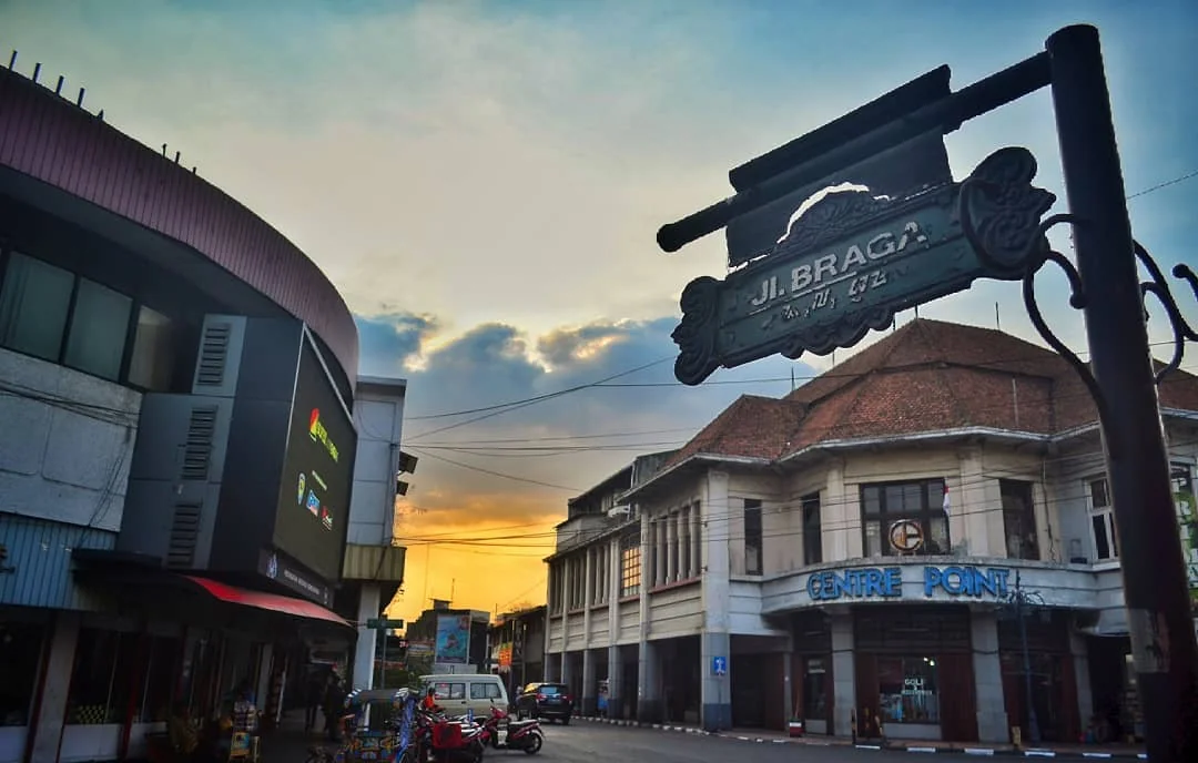 Jalan Braga menjadi salah satu kawasan legendaris di Kota Bandung, Jawa Barat.