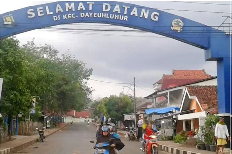 Masyarakat di Kecamatan Dayeuhluhur mengamalkan budaya Sunda dalam kehidupan sehari-hari, termasuk bahasa.
