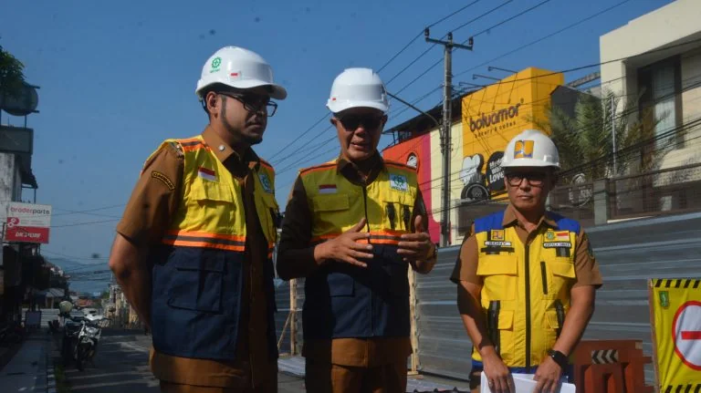 Wali Kota Sukabumi Ayep Zaki dan Wakil Wali Kota Bobby Maulana meninjau langsung dimulainya perbaikan Jalan Gudang.Dok-Diskominfo Kota Sukabumi