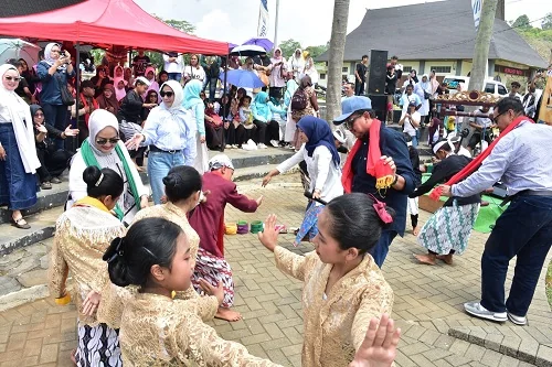 Pergelaran Ekosistem Budaya Kasumedangan di Geoteater Rancakalong dihadiri  rombongan Komisi X DPR RI.Dok-Diskominfosanditik Sumedang