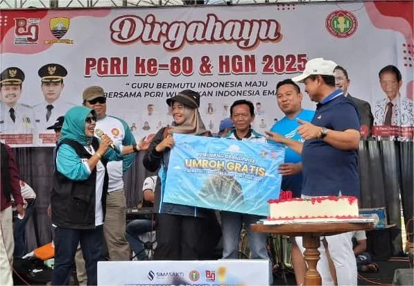 Bupati Sumedang Dony Ahmad Munir didampingi Wabup Sumedang M Fajar Aldila dan jajaran PGRI Sumedang mengundi hadiah utama umroh.Ist