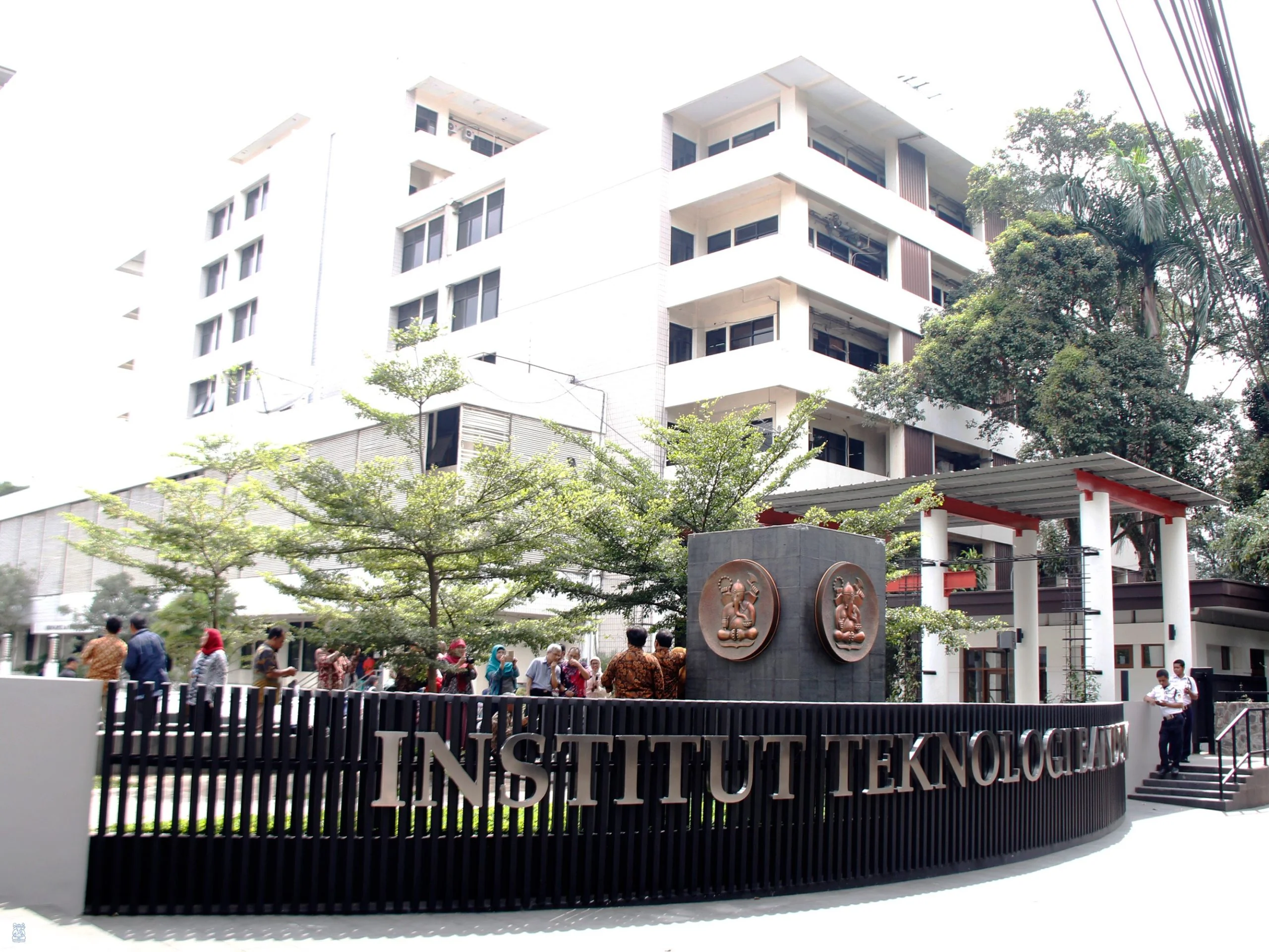 Alumni ITB dihaapkan bisa beradaptasi dengan perubahan zaman.