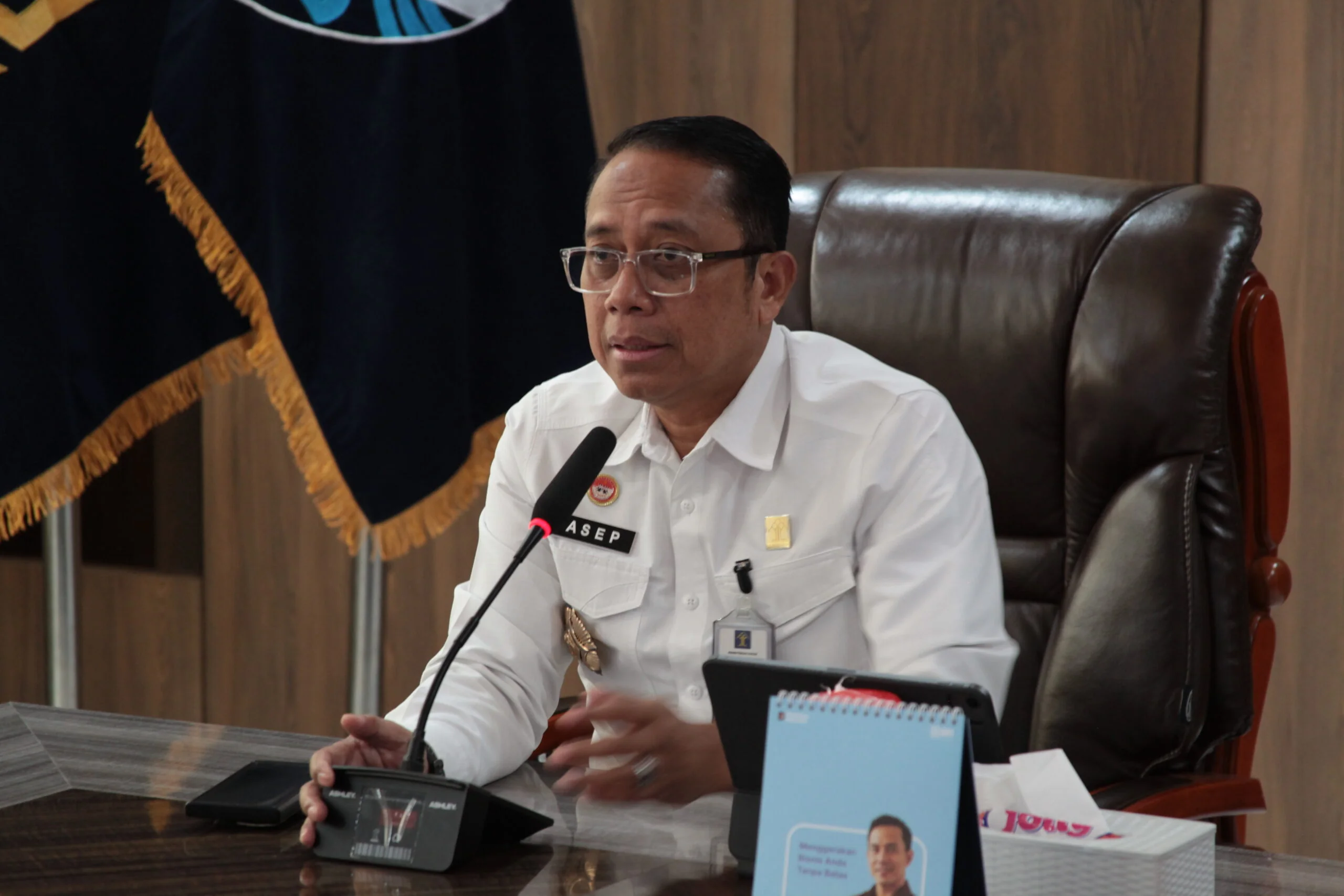 Kepala Kantor Wilayah Kemenkum Jawa Barat, Asep Sutandar, bersama jajaran menghadiri kegiatan Sosialisasi Peraturan Menteri Hukum (Permenkum) Nomor 4 Tahun 2026 tentang Pengelolaan Laporan Pengaduan yang diselenggarakan secara daring.Dok-Humas Kemenkum Ja