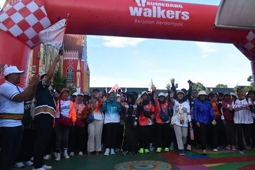 Bupati Dony Ahmad Munir sebelum mengibarkan bendera start Jatinangor Walkers Fest 2025 dengan tajuk "Eksplore Jatinangor, Ngaprak ka Janspark" di Janspark ,Jatinangor.Diskomimfosanditik