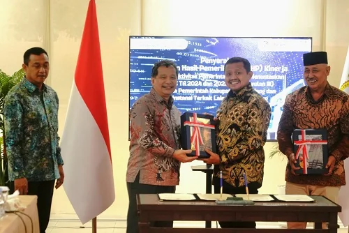 Bupati Sumedang Dony Ahmad Munir menerima LHP BPK dari Kepala BPK Perwakilan Jabar Eydu Oktain Panjaitan.Dok-Diskominfosanditik Sumedang