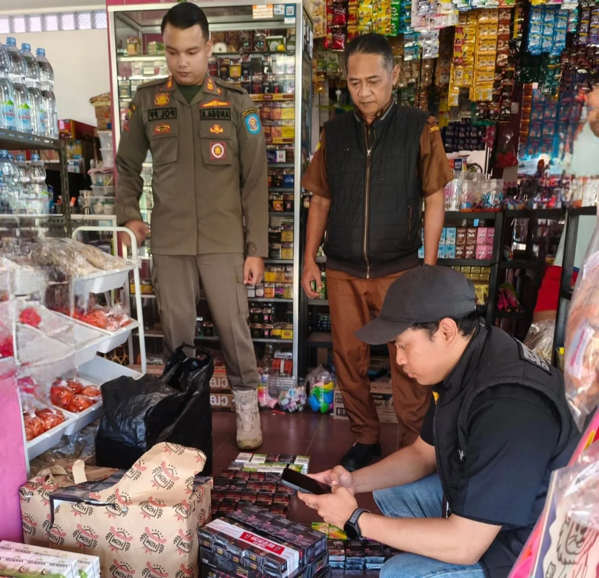 Kepala Seksi Penyelidikan (Kasi Lidik) Angga Kusuma Putra menyampaikan, operasi yang dilaksanakan di Toko INDR tersebut berhasil mengungkap peredaran rokok yang diduga melanggar ketentuan di bidang cukai.Dok-Aa Damai Diskominfosanditik Sumedang