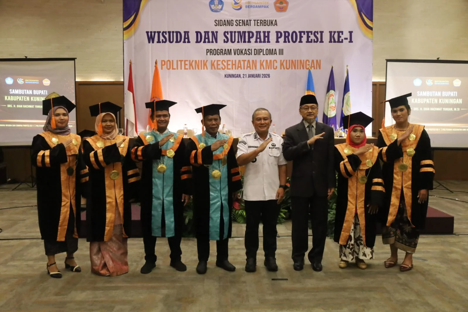 Bupati Kuningan, Dr. H. Dian Rachmat Yanuar, M.Si, saat menghadiri Sidang Senat Terbuka Wisuda dan Sumpah Profesi Ke-I Mahasiswa Program Studi Gizi dan Fisioterapi Jenjang Diploma III Politeknik Kesehatan KMC Kuningan.Dok-IKP/Diskominfo/Prokompim