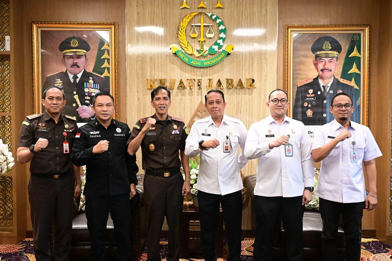 Kepala Kantor Wilayah Kemenkum Jawa Barat, Asep Sutandar, melaksanakan kunjungan audiensi resmi kepada Kepala Kejaksaan Tinggi Jawa Barat, Dr. Hermon Dekristo, bertempat di Kantor Kejaksaan Tinggi Jawa Barat.Dok-Humas Kemenkum Jabar