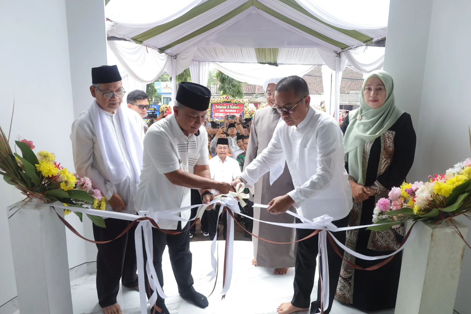 Bupati Kuningan, Dr. H. Dian Rachmat Yanuar, M.Si, meresmikan Musholla Ar-Rahmat yang berlokasi di Kompleks Pendopo Kabupaten Kuningan.Dok-IKP/Diskominfo/Prokompim