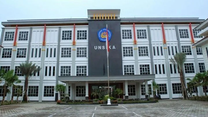 Unsika memborong puluhan peti kemas untuk digunakan sebagai ruang kelas tambahan.