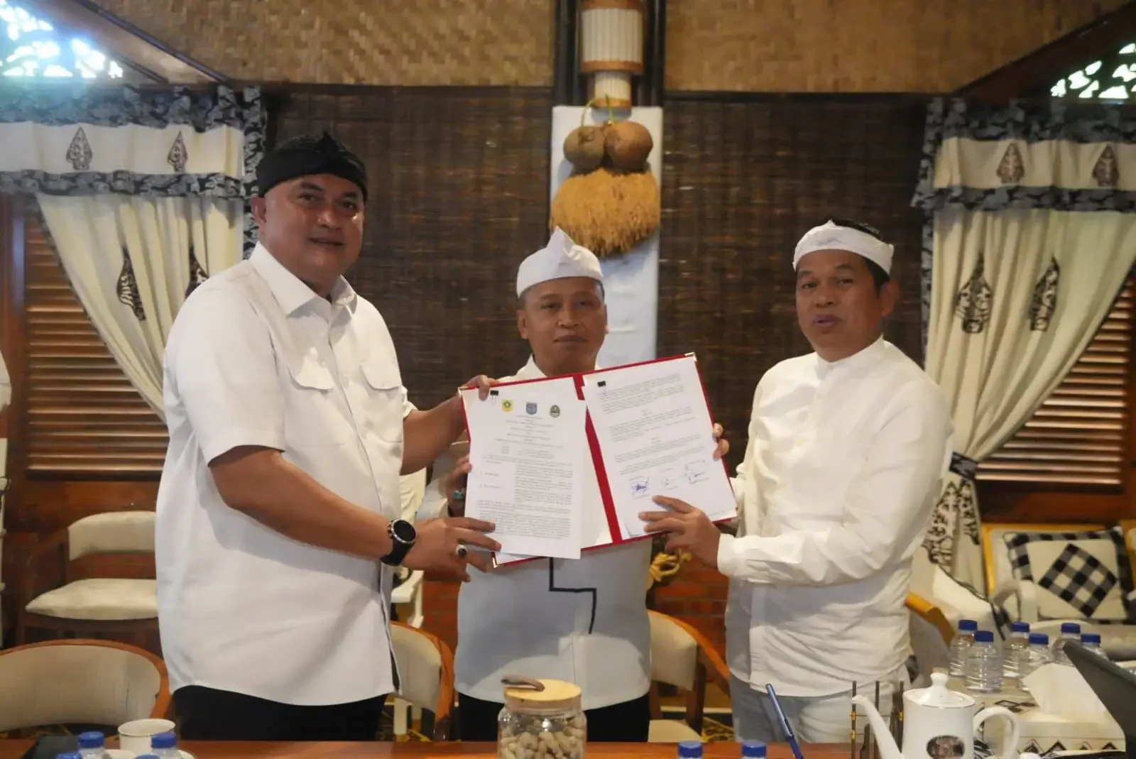 Wali Kota Depok, Supian Suri (tengah), Bupati Bogor Rudy Siswanto (kiri), dan Gubernur Jawa Barat Dedi Mulyadi (kanan) menandatangani perjanjian kerja sama pembangunan Underpass Citayam, di Lembur Pakuan, Subang,Dok-Tim Wali Kota Depok