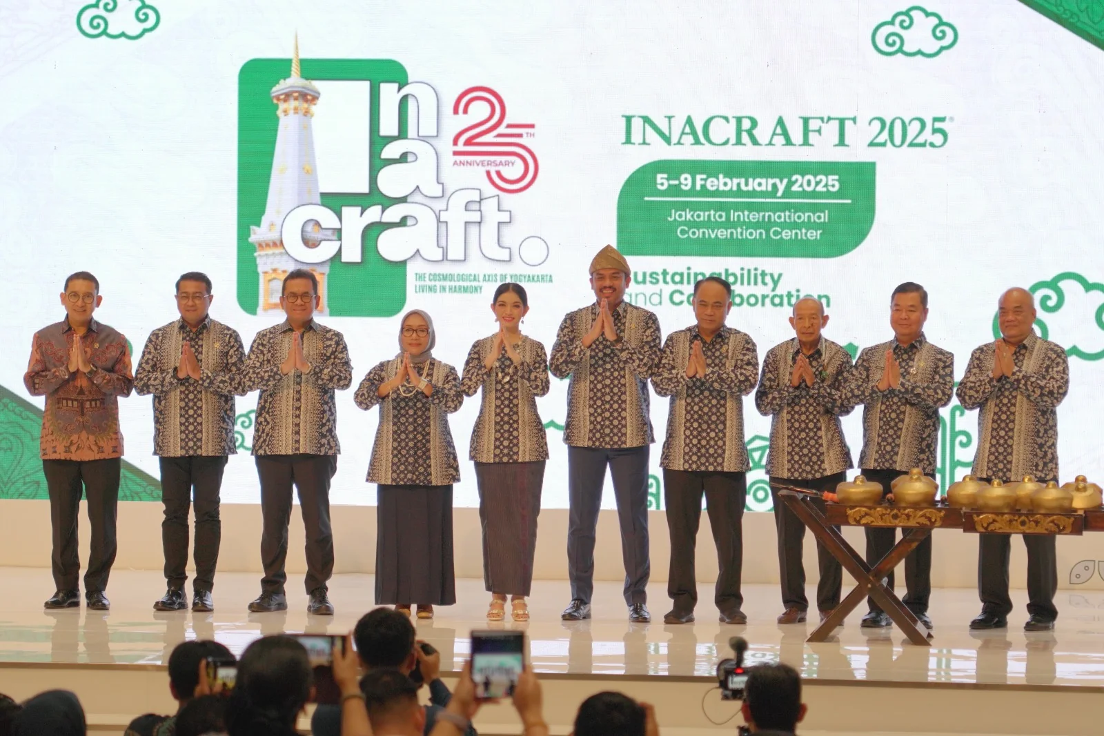 Peresmian pembukaan Acara Inacraft 2025 oleh Dr. Muchsin Ridjan SE., MM, Ketua Umum BPP Asosiasi Ekspor dan Produsen Handicraft Indonesia (ke-3 dari kanan), Maman Abdurahman, Menteri UMKM Indonesia (ke-5 dari kanan), dan Selvi Ananda, Istri Wakil Presiden