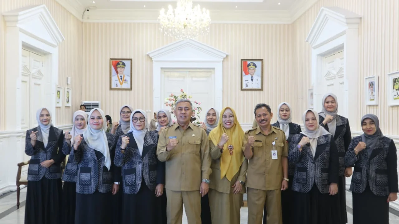 Sekretaris Daerah (Sekda) Kota Bogor, Denny Mulyadi melantik dan mengambil sumpah/janji Pengurus dan Pengawas Koperasi Dharma Wanita Persatuan (DWP) “Kancana”.Dok-Diskominfo Kota Bogor
