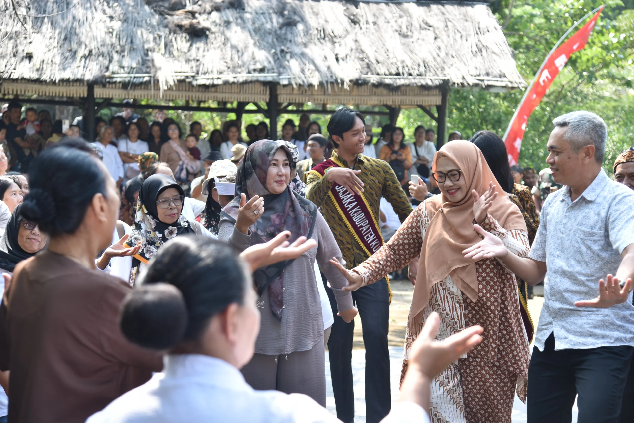 Wakil Bupati Kuningan, Tuti Andriani hadir bersama unsur pemerintah daerah, tokoh adat, budayawan, seniman, serta masyarakat yang turut meramaikan prosesi sarat makna tersebut.Dok-Diskominfo Kuningan