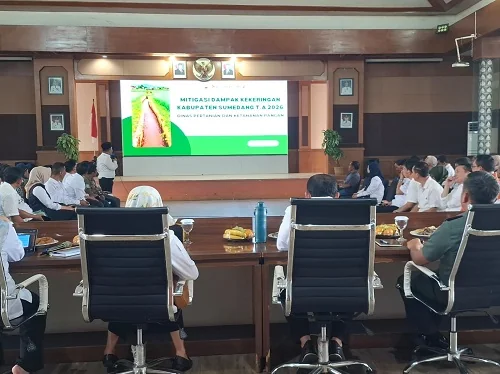 Bupati Sumedang, Dony Ahmad Munir, saat memimpin rapat menekankan pentingnya strategi manajemen air sebagai langkah utama menghadapi potensi kekeringan.Dok-Diskominfosanditik Sumedang