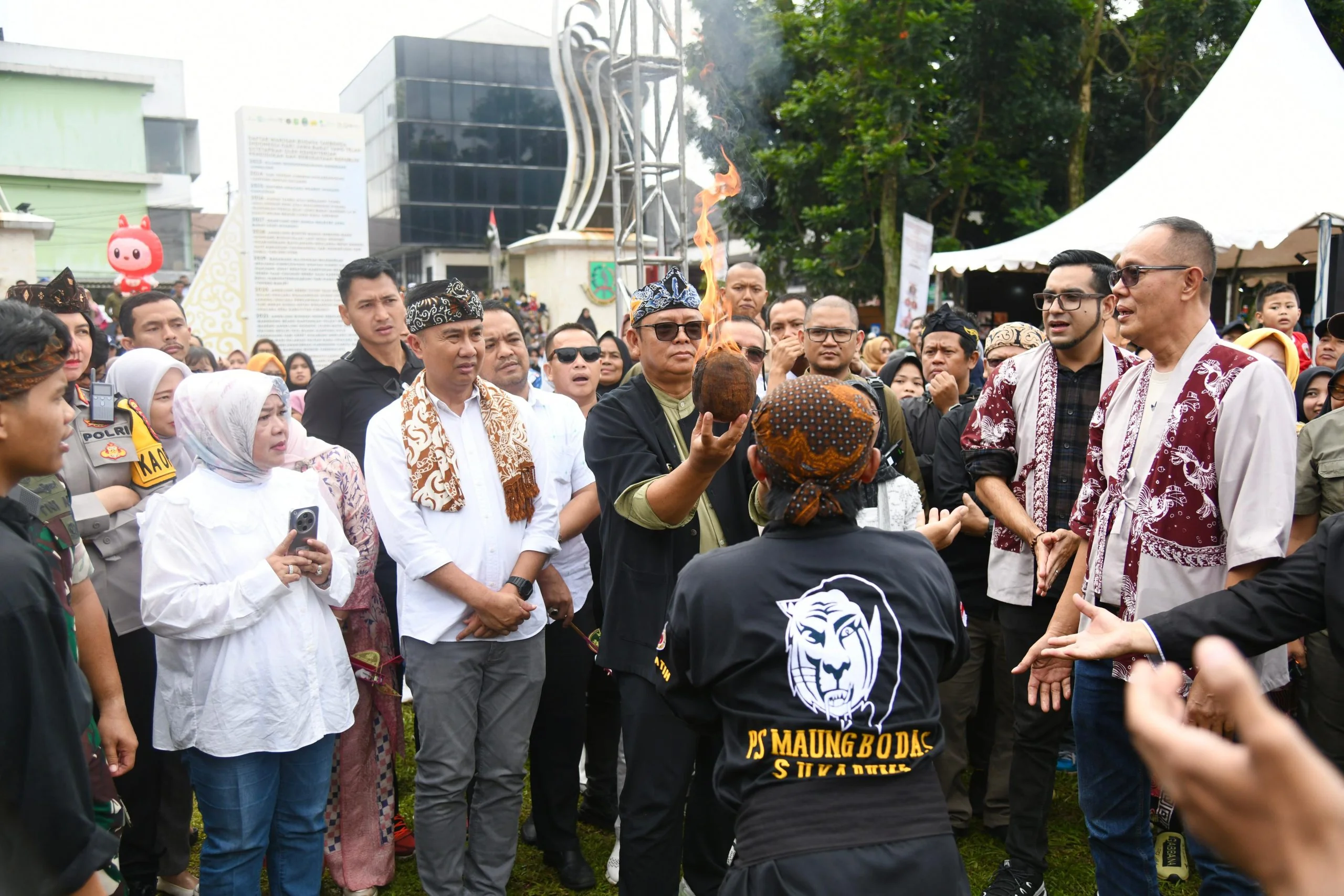 Penjabat Gubernur Jawa Barat Bey Machmudin Menghadiri Pekan Kebudayaan Daerah Jawa Barat dengan tema ”Kerja Budaya, Harmoni Keberagaman Tiga Wilayah Budaya Jawa Barat” di Taman Kota Lapangan Merdeka, Kota Sukabumi, Ahad (15/12/2024).