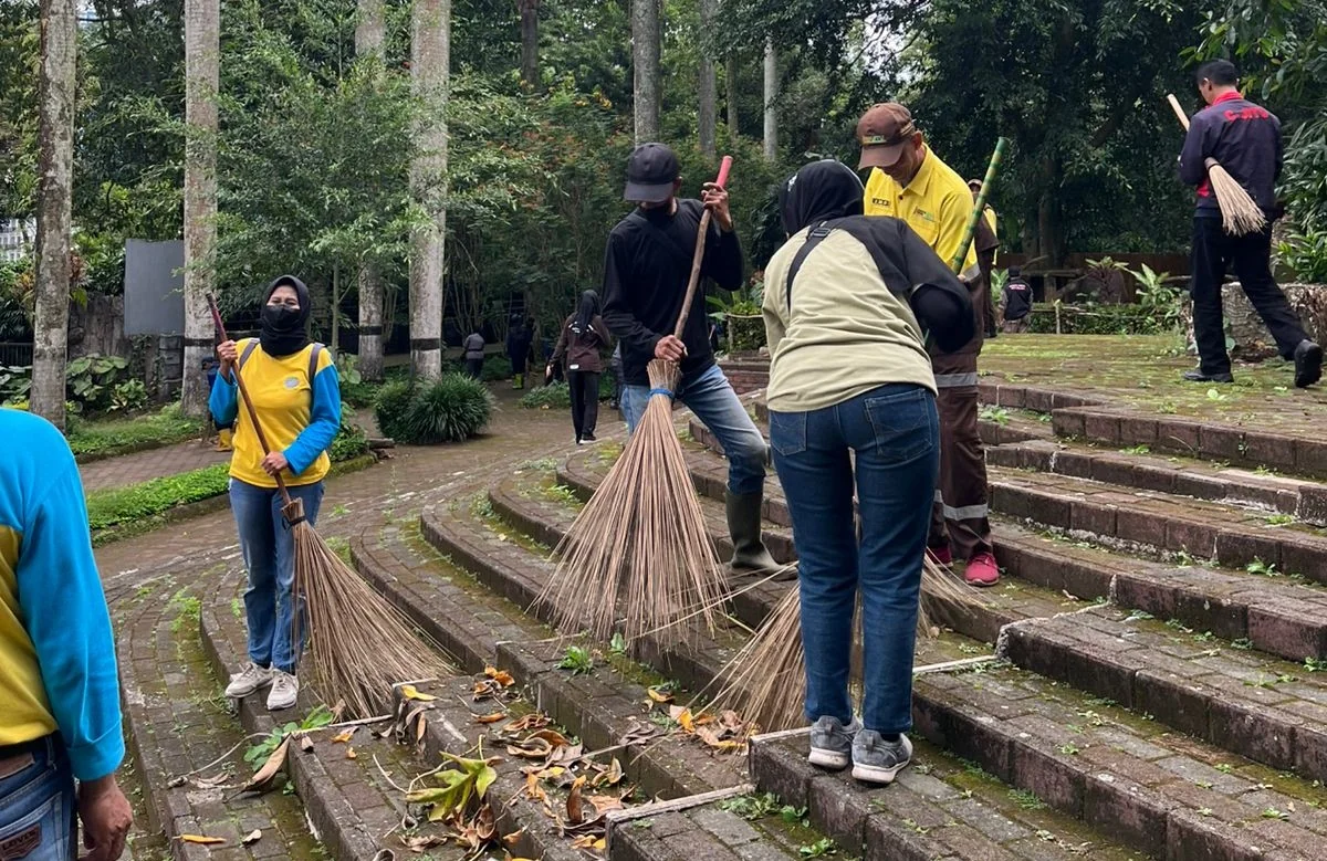 Sekitar 100 personel gabungan turun langsung membersihkan kawasan Kebun Binatang Bandung.Dok-Diskominfo Kota Bandung