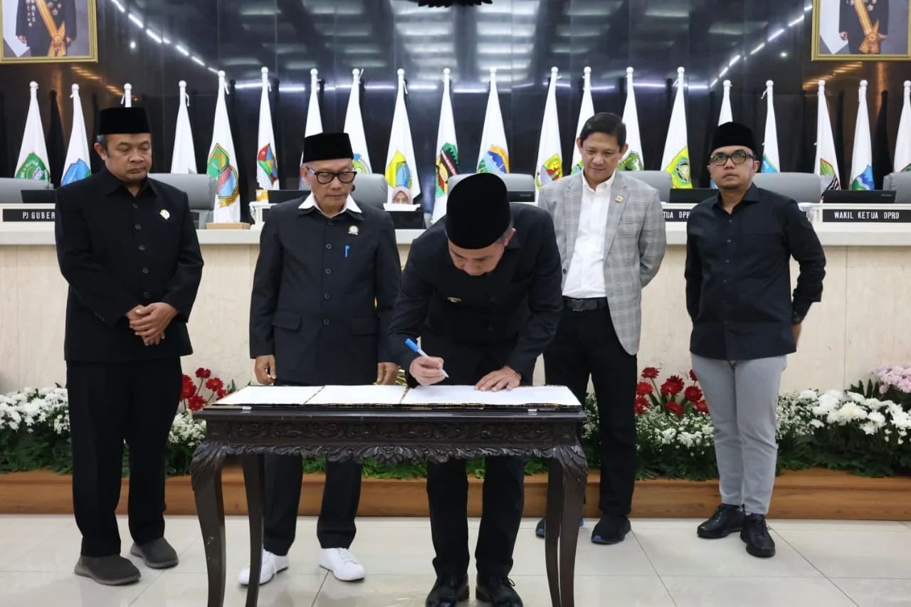 Ketua DPRD Provinsi Jawa Barat Buky Wibawa saat Rapat Paripurna tentang penetapan Peraturan DPRD tentang Tata Tertib DPRD Provinsi Jawa Barat, Bandung, Jumat (27/12/2024).