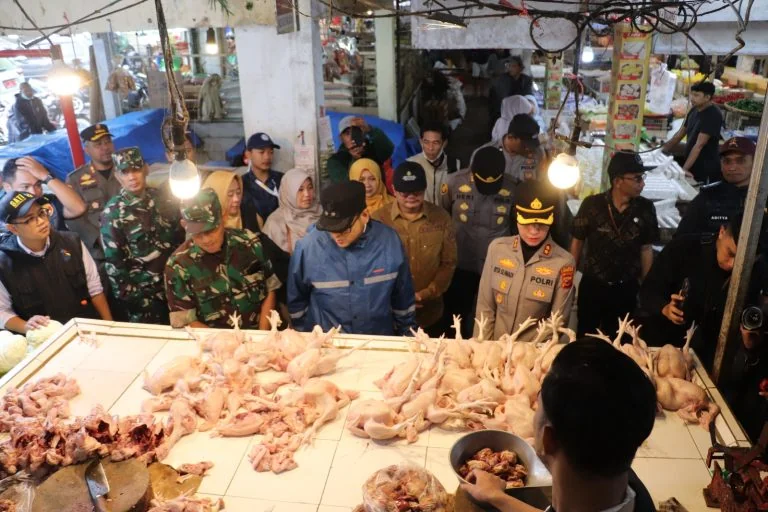 Wakil Wali Kota Sukabumi Bobby Maulana mengatakan meski terjadi fluktuasi harga, namun secara umum harga bahan pokok relatif stabil.Ist