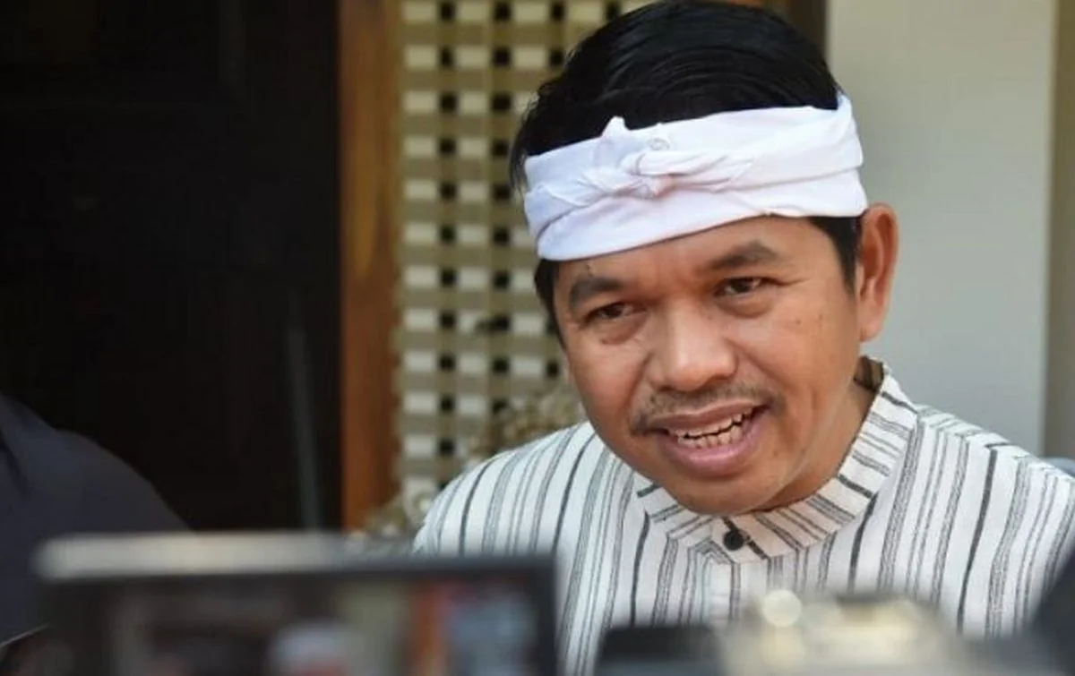 Ikat kepala sudah menjadi ciri khas Dedi Mulyadi.