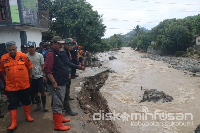 Bupati Sukabumi Asep Japar meninjau langsung sejumlah lokasi terdampak untuk memastikan penanganan berjalan cepat dan efektif.Ist