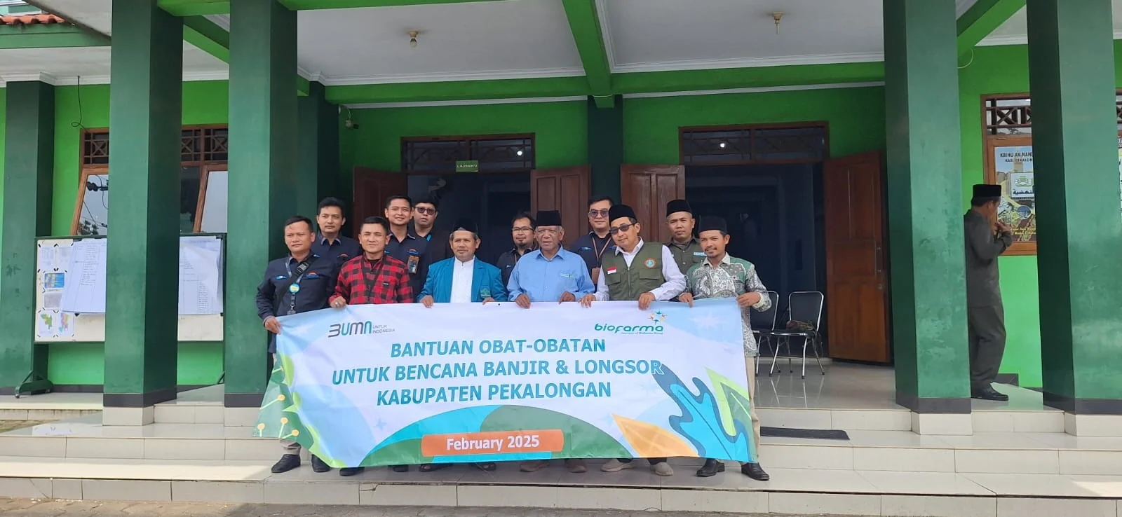 Penyerahan Bantuan Obat-Obatan untuk warga terdampak bencana banjir dan longsor di Pekalongan, Jawa Tengah yang diserahkan oleh Tim TJSL Bio Farma kepada LPBI PCNU Kab. Pekalongan (Int)