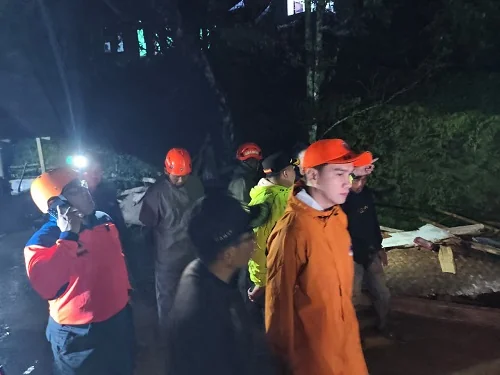 Wakil Bupati Sumedang M Fajar Aldila didampingi Kepala BPBD Sumedang Bambang Rianto meninjau langsung lokasi longsor yang terjadi menerjang Kecamatan Sumedang Selatan.Dok-Diskominfosanditik Sumedang