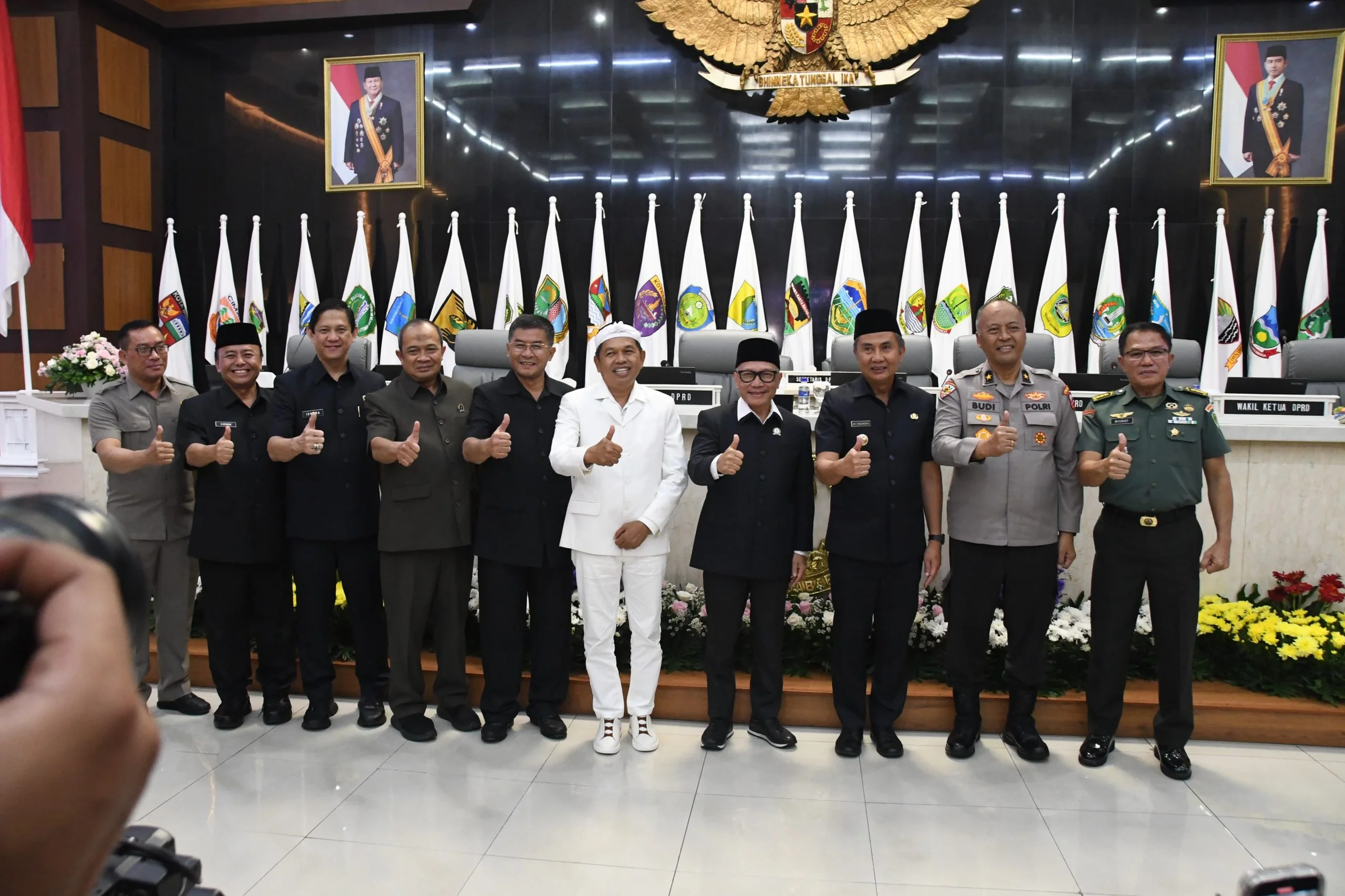 Pimpinan DPRD Jawa Barat foto bersama dengan calon Gubernur dan Wakil Gubernur Jabar terpilih, Dedi Mulyadi dan Erwan Setiawan usai Rapat Paripurna.