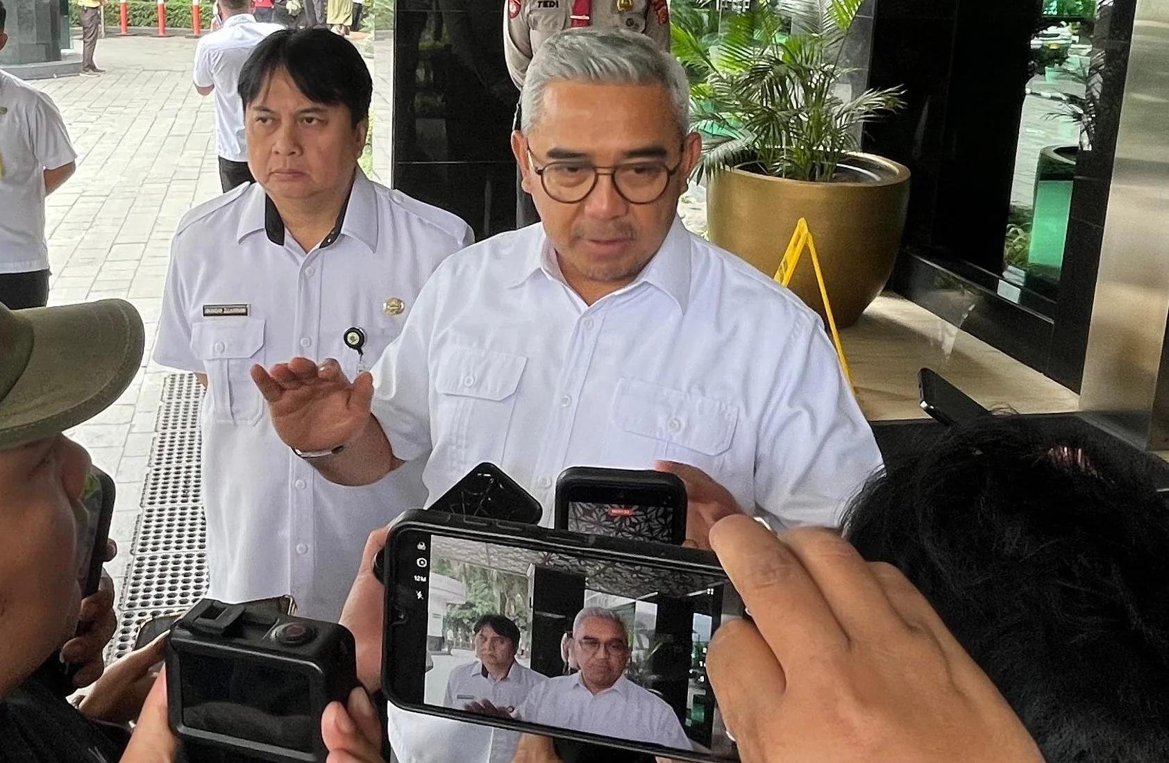 Wali Kota Bandung, Muhammad Farhan, menegaskan bahwa penanganan kasus dugaan perundungan (bullying) yang terjadi di salah satu sekolah dilakukan secara sangat hati-hati, mengingat seluruh pihak yang terlibat masih berstatus anak di bawah umur.Dok-Diskomin