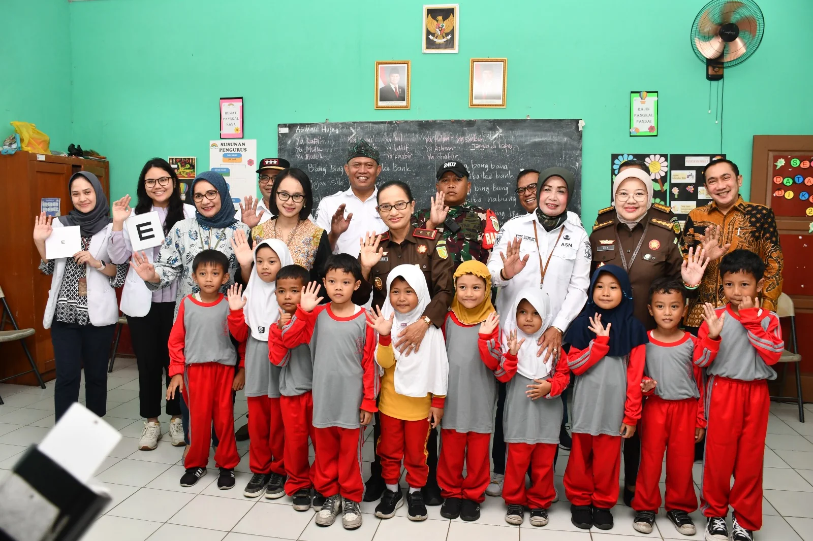 KEJATI JABAR ADAKAN PEMERIKSAAN MATA DAN GIGI GRATIS DI SDN BOJONG ASIH 02 KAB BANDUNG.