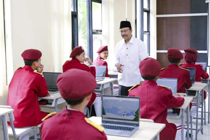 Menteri Sosial Saifullah Yusuf menghadiri Dialog Kesejahteraan Sosial bersama para orang tua siswa dan pilar-pilar sosial di Jawa Barat, Jumat (28 November 2025). Foto: Dok. Kemensos