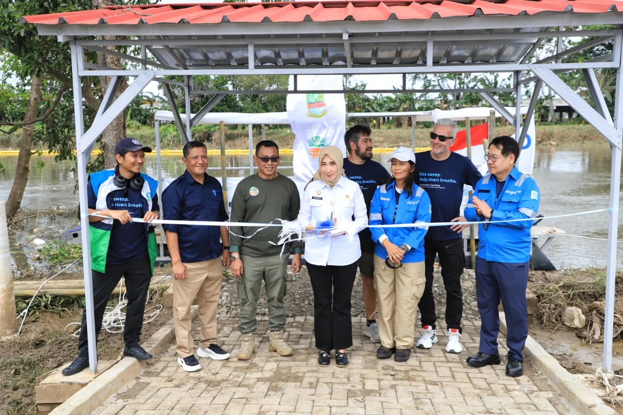 Pemerintah Kabupaten Bekasi menerima satu unit Kapal Sea Hamster untuk menjaring sampah di aliran sungai Cikarang Bekasi Laut, bantuan tersebut diterima oleh Asda-2 Kabupaten Bekasi Ani Gustini. Rabu (28/01/2025). FOTO : Endar Raziq B/Diskominfosantik.