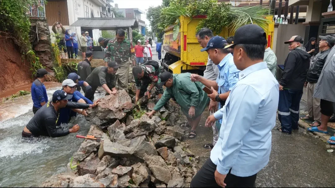 Wali Kota Depok, Supian Suri turun langsung meninjau lokasi longsor dan turap jebol yang terjadi di Perumahan Villa Pertiwi RW 15, Kelurahan Sukamaju, Kecamatan Cilodong, Jumat (23/01/26). (Foto: Tim Media Wali Kota Depok).