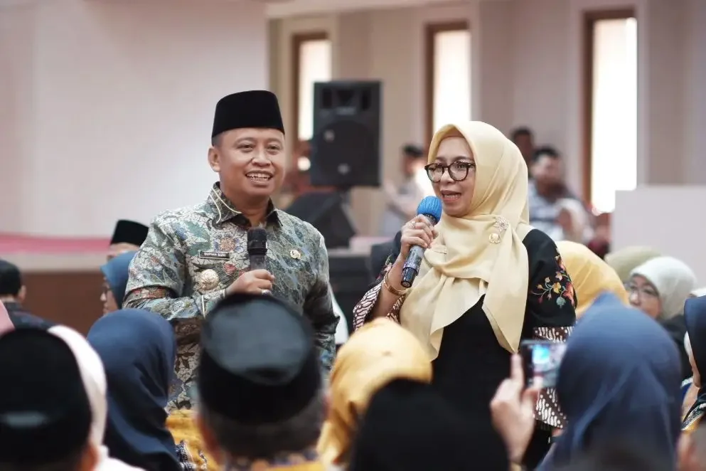 Kepala SMPN 7 Depok, Rodiyah Ambarsari (kanan) saat berinteraksi dengan Wali Kota Depok Supian Suri (kiri) dalam kegiatan penyerahan SK penugasan Kepsek di Aula Lantai 10, Gedung Dibaleka II (Foto:Diskominfo)