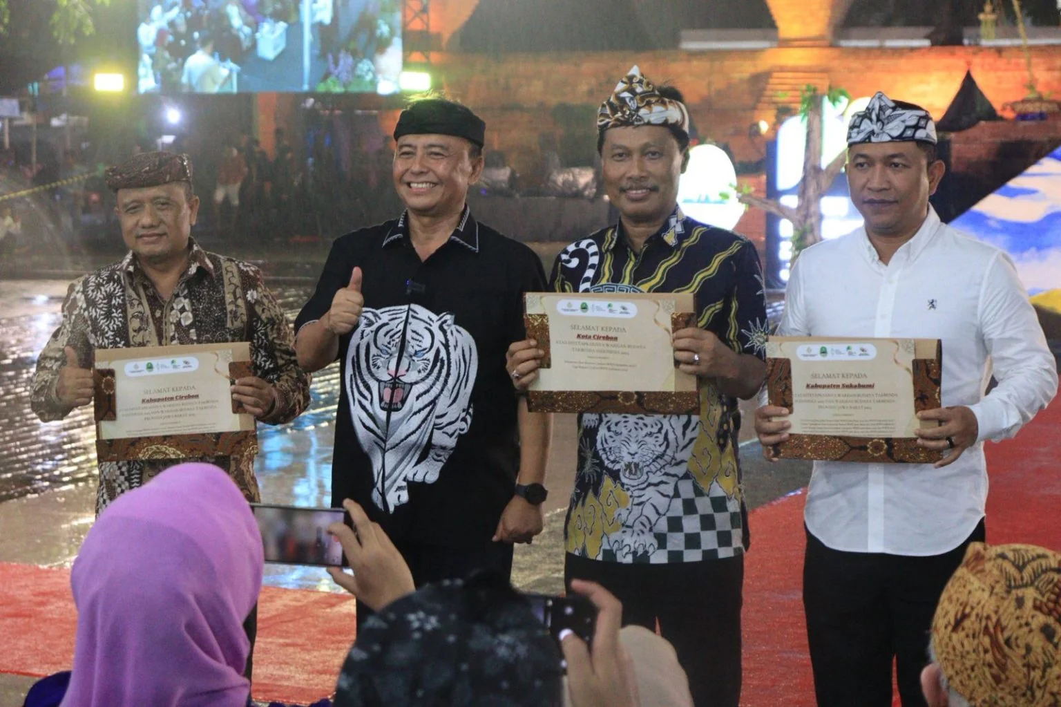 Sekda Jabar, Herman Suryatman, Wali Kota Cirebon, Effendi Edo dalam acara Puncak Pekan Kebudayaan Daerah (PKD) Jawa Barat Tahun 2025.Ist
