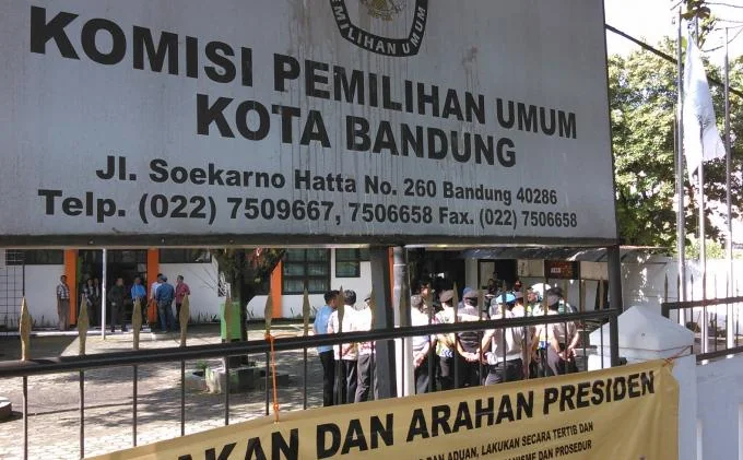 Ketua Komisi Pemilihan Umum (KPU) Kota Bandung melantik Walikota dan Wakil Walikota Bandung terpilih pada 7 Febr.uari 2025.