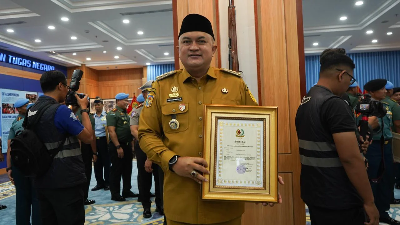 Bupati Bogor, Rudy Susmanto, menerima penghargaan istimewa dari Komandan Pasukan Pengamanan Presiden (Paspampres) Republik Indonesia, Komandan Paspampres RI Mayjen TNI DR. Edwin Andrian Sumantha, atas dedikasi dan loyalitasnya dalam mendukung pelaksanaan