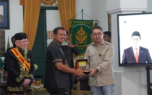 Bupati Sumedang,Dony Ahmad Munir mendampingi Menteri Kebudayaan Republik Indonesia Fadli Zon menegaskan komitmen pemerintah pusat untuk melakukan aktivasi sekaligus revitalisasi sejumlah situs cagar budaya yang berada di Sumedang.Dok-Diskominfosanditik Su