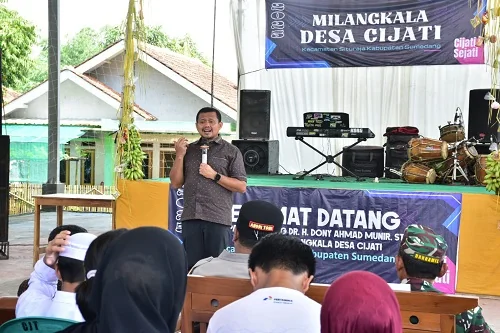 Bupati Sumedang Dony Ahmad Munir menghadiri peringatan Milangkala Desa Cijati Kecamatan Situraja Tahun 2025.Dok-Diskomimfosanditik