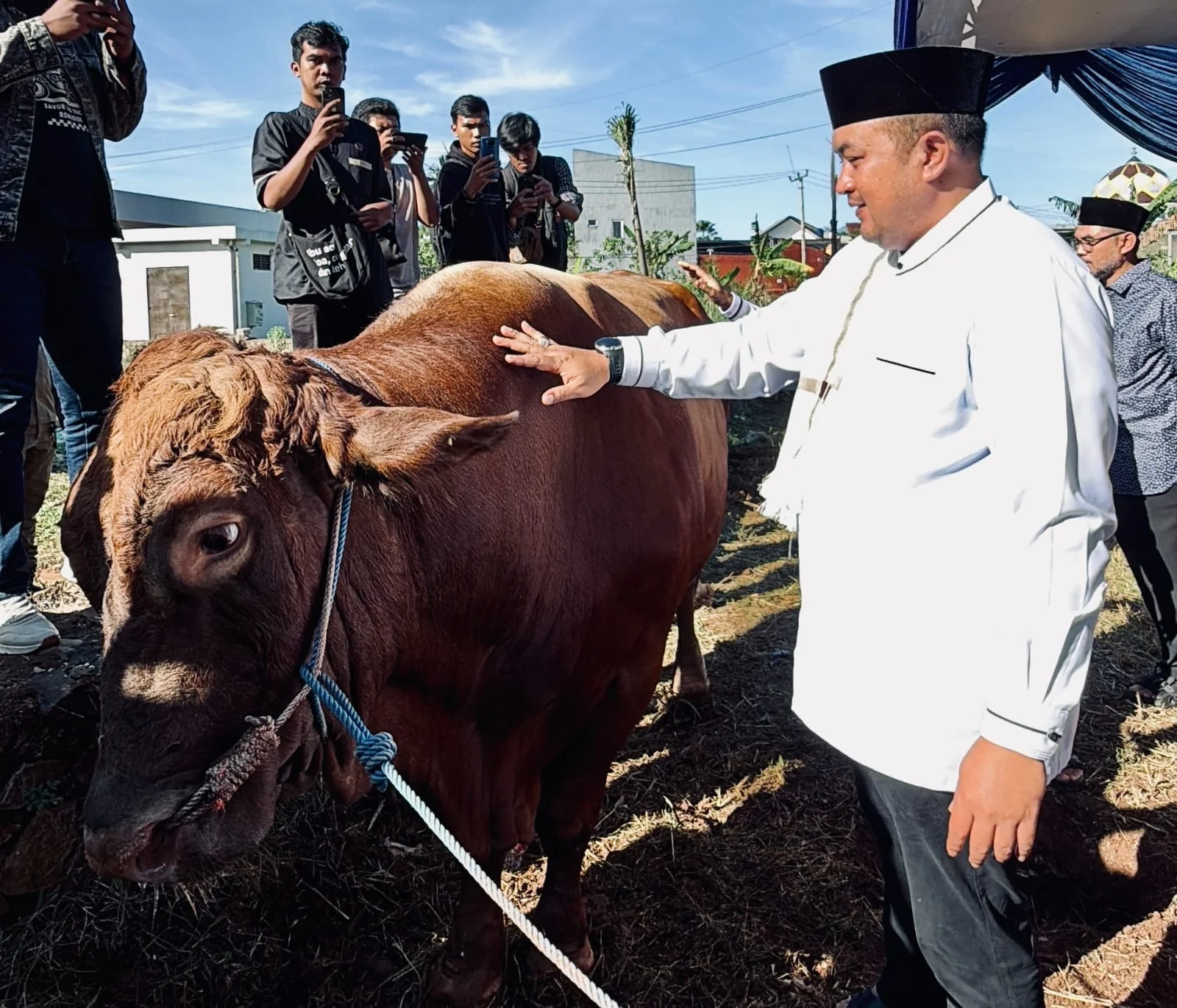 Bupati Bogor, Rudy Susmanto, menyerahkan secara simbolis hewan kurban bantuan Presiden Republik Indonesia, Prabowo Subianto, kepada Dewan Kemakmuran Masjid (DKM) Masjid Raya Nurul Wathon.Dok-Diskominfo Kab Bogor