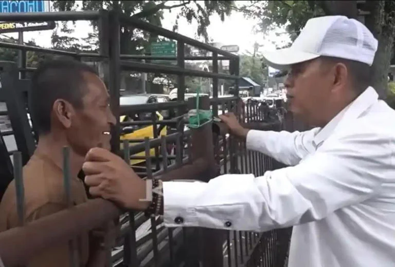 Dedi Mulyadi Rekrut Pengangkut Sampah Jadi Petugas Kebersihan