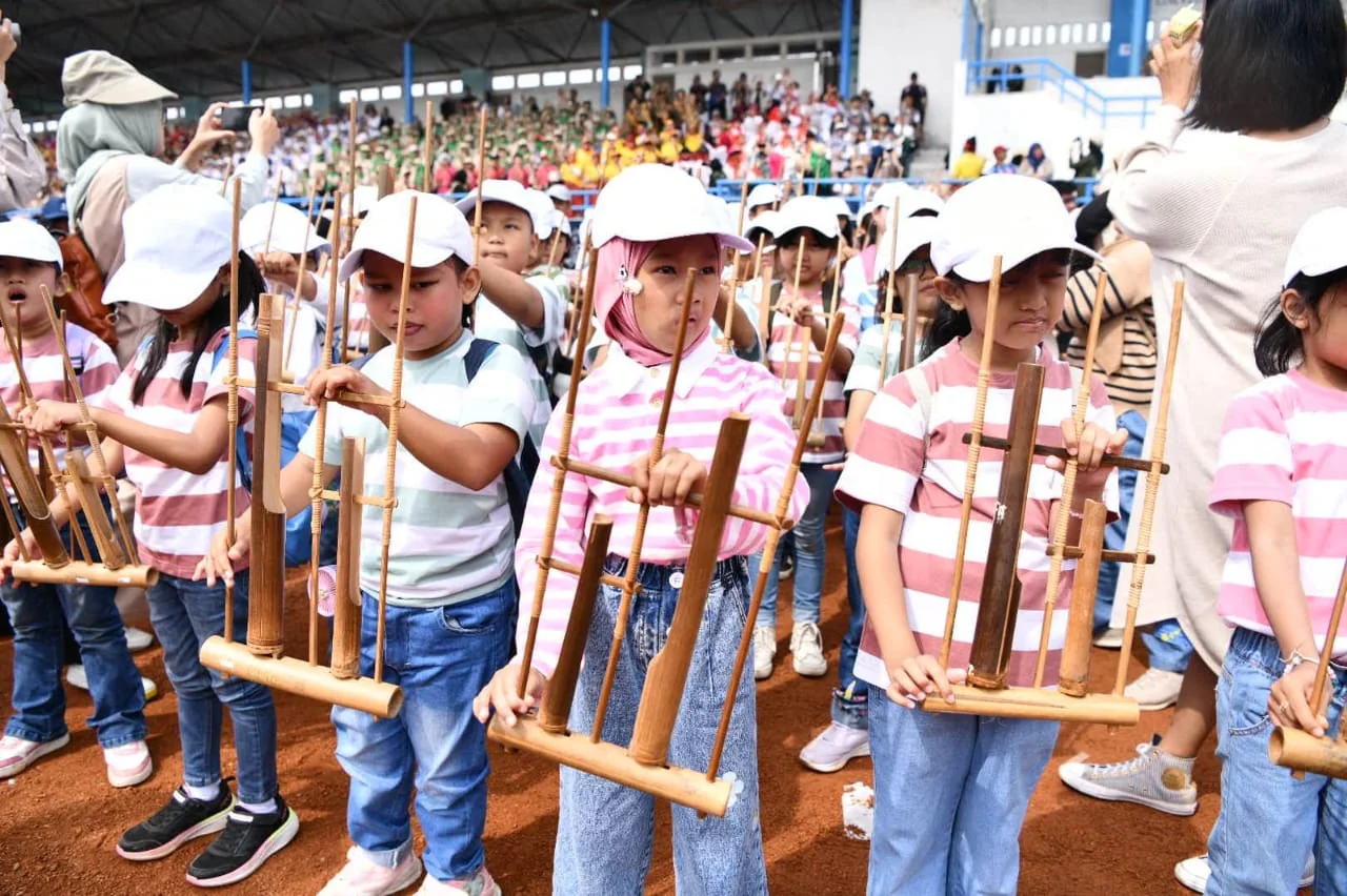Memainkan Angklung, Merawat Kekayaan Jawa Barat