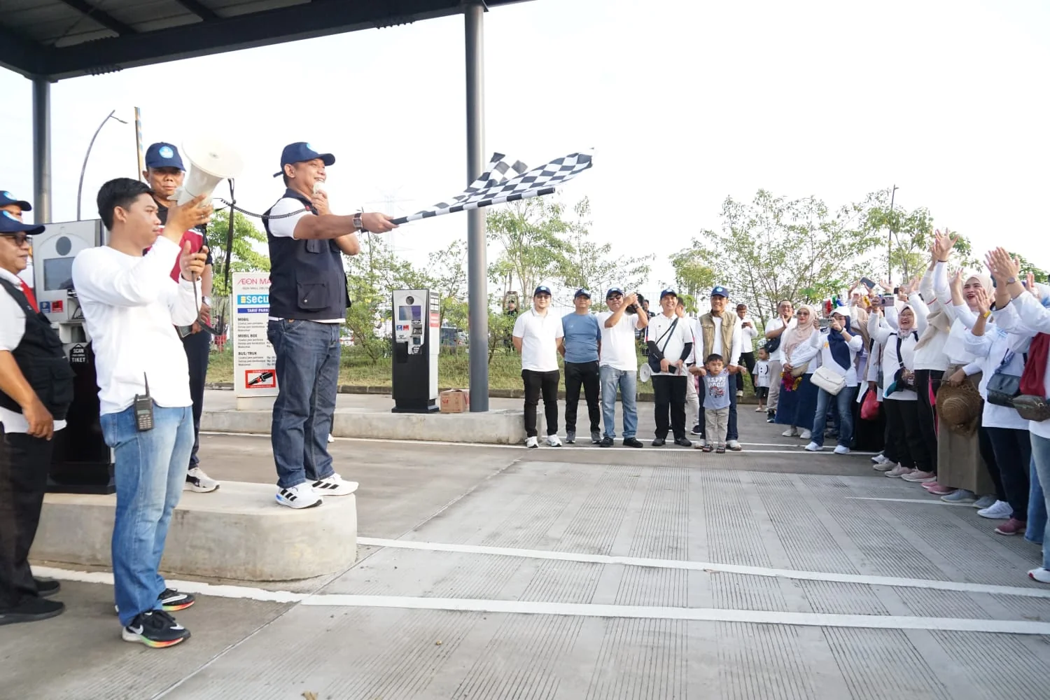Wakil Bupati Bekasi, dr. Asep Surya Atmaja, membuka secara resmi kegiatan Gerak Jalan Santai dalam rangka Peringatan Hari Guru Nasional (HGN) Tingkat Kabupaten Bekasi Tahun 2025 yang dipusatkan di Area Parkir Utara Zona G AEON Mall Deltamas, Minggu (30/11