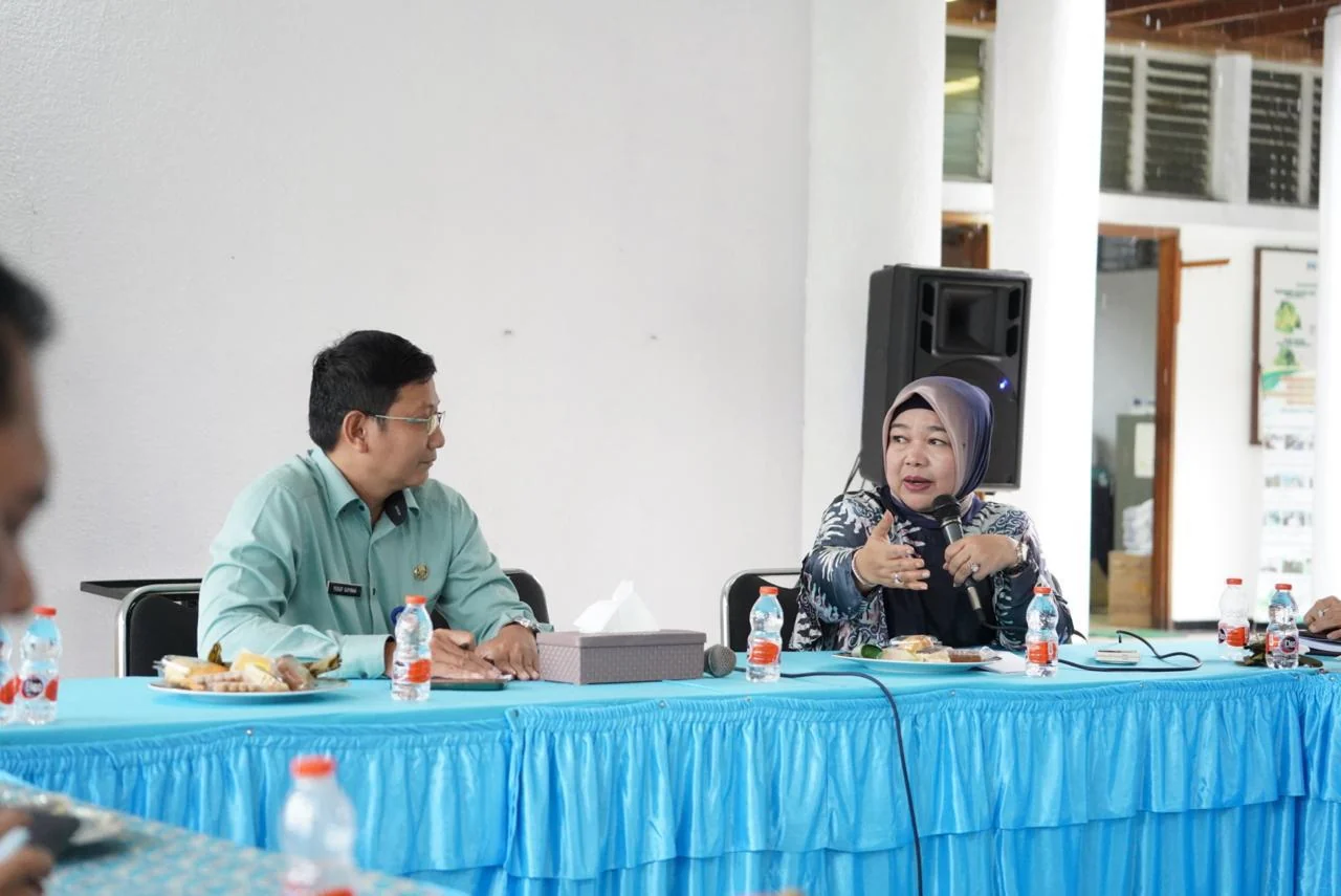 Wakil Ketua Komisi II DPRD Provinsi Jawa Barat Lina Ruslinawati (kanan) saat kunjungan kerja ke Satuan Wilayah V UPTD Balai Perlindungan Tanaman Pangan dan Holtikultura di Kota Tasikmalaya.