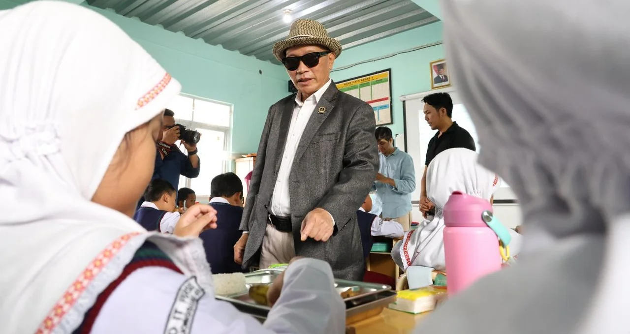 Ketua DPRD Provinsi Jawa Barat, Buky Wibawa, saat menghadiri peresmian Dapur Makan Bergizi di SPPG Desa Cipagalo, Kecamatan Bojongsoang, Kabupaten Bandung, Senin (17 Februari 2025).