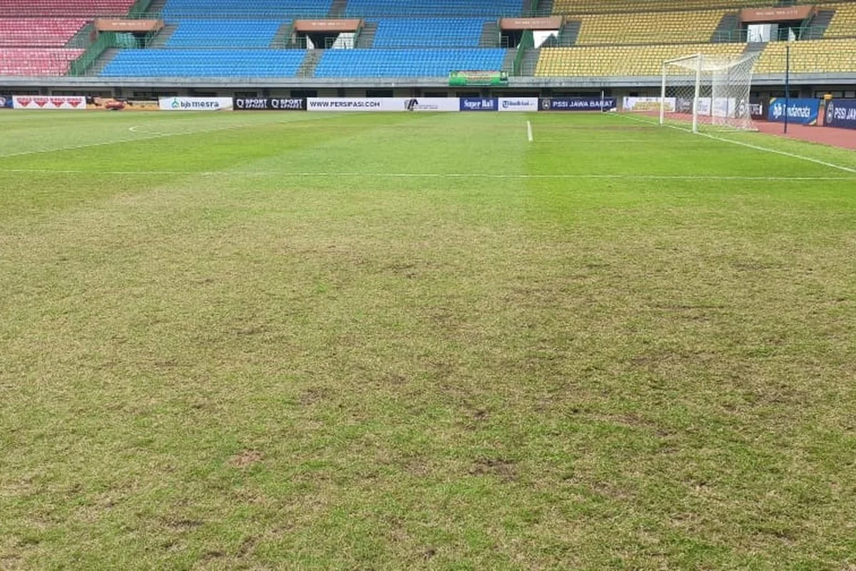 Perbaikan fasilitas Stadion Patriot Candrabhaga, salah satunya rumput lapangan, belum berjalan sepenuhnya.