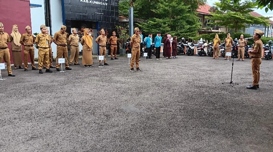 Sekretaris Dinas Komunikasi dan Informatika Kabupaten Kuningan,  Cece Hendra Krissianto, S.STP.,M.Si, saat menjadi pembina apel pagi.Dok-Diskominfo Kuningan