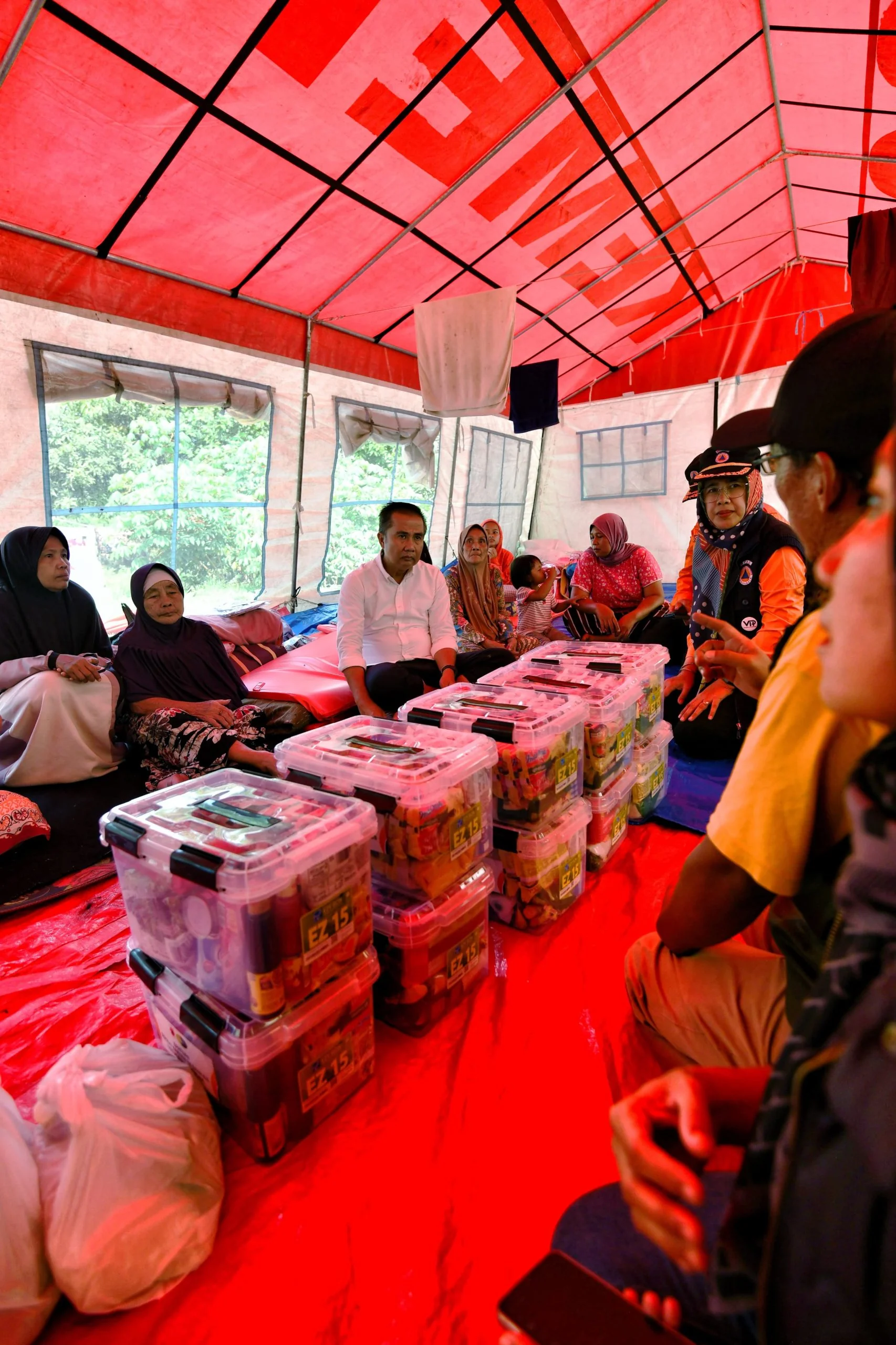 enjabat Gubernur Jawa Barat Bey Machmudin meninjau tempat pengunsian korban bencana banjir Kabupaten Bandung,  di Taman Air Sektor 6, di Desa Bojongsoang, Kabupaten Bandung, Senin (25/11/2024)