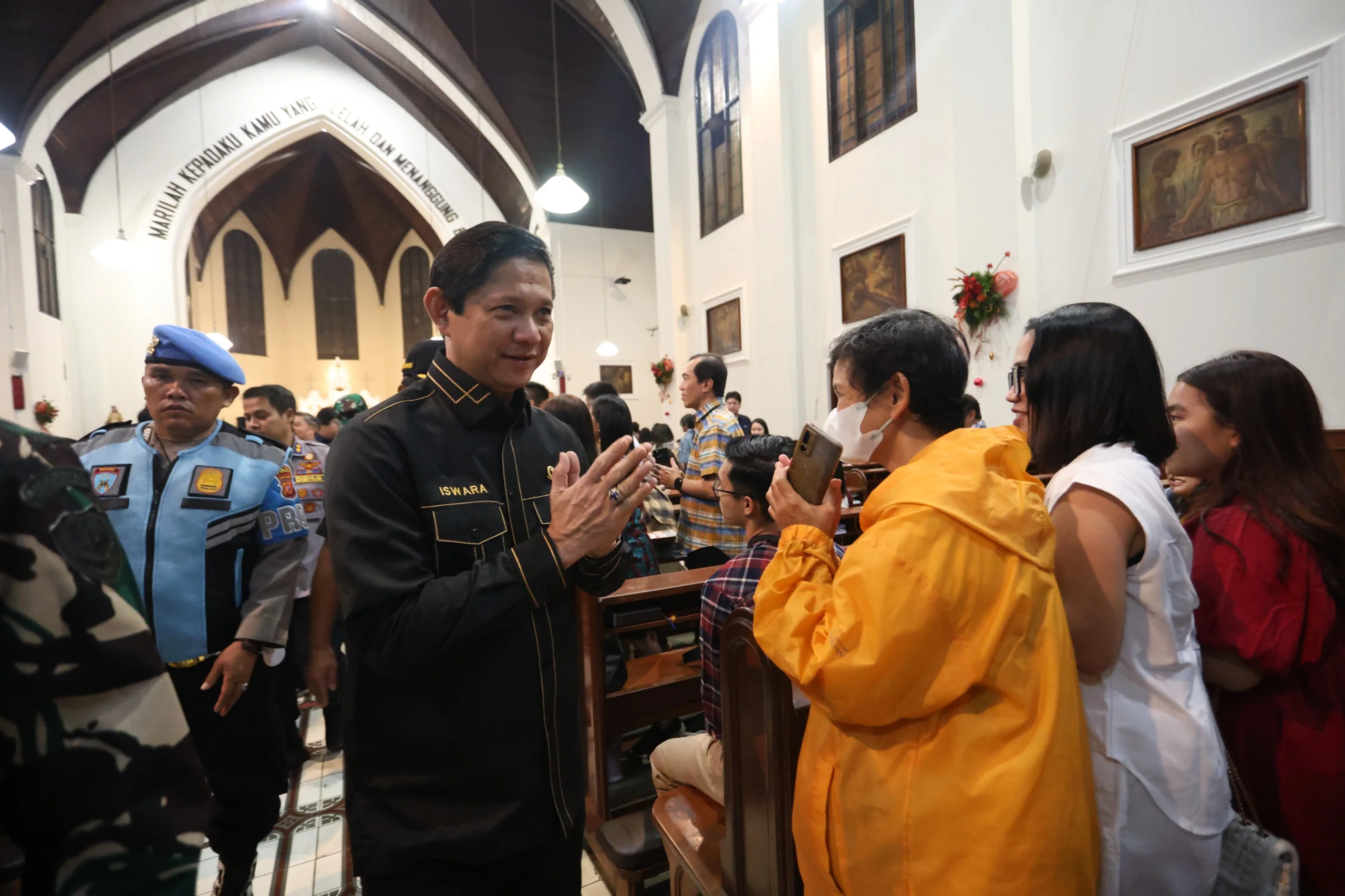 Wakil Ketua DPRD Provinsi Jawa Barat, MQ Iswara meninjau pelaksanaan malam Misa Natal 2024 di beberapa gereja di Kota Bandung, Selasa (24/12/24) malam.